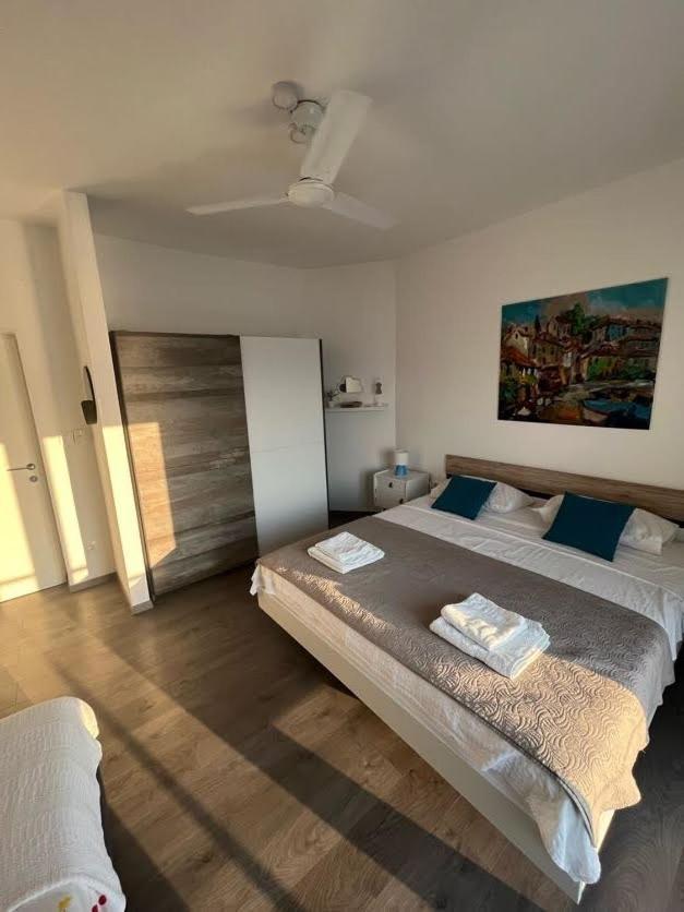 Blue Art Apartment สเวติยูไร ภายนอก รูปภาพ